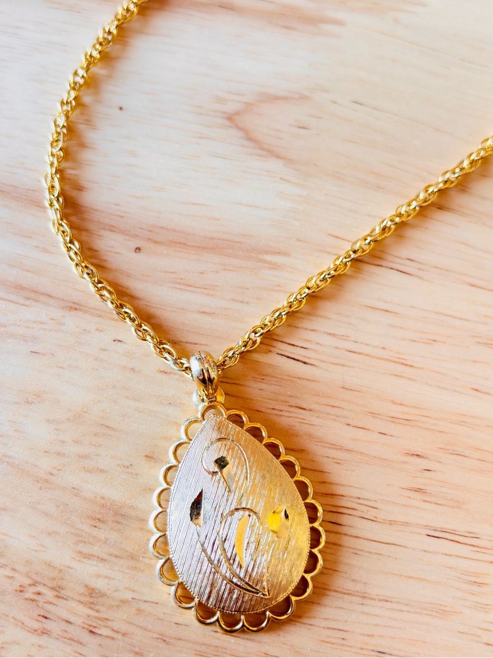 Vintage oval etched scrolled flower pendant necklace Gold tone